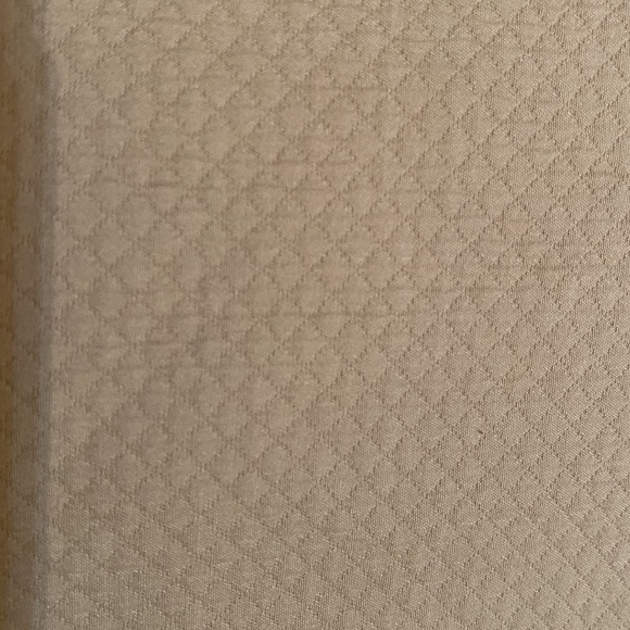 Rose Tree Emory ONE EURO SHAM
26" × 26" 1.5" flange
70% Rayon 30% Polyester NWT - Picture 6 of 7